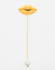 arete en forma de labios, arete con perla, arete individual, arete con perla removible, pin, broche, accesorio, perla natural, aleación de latón, dorado, regalo para mujer, regalo para hombre, regalo, diseño mexicano, marca mexicana, hecho a mano, hecho en México