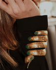 brazalete en forma de mano, brazalete de aleación de latón, brazalete cortado a mano, brazalete con piedras verdes, brazalete para mujer, brazalete con chapado de oro 24k, brazalete ajustable, brazalete para mujer, brazalete para hombre, diseño mexicano, hecho a mano, hecho en México