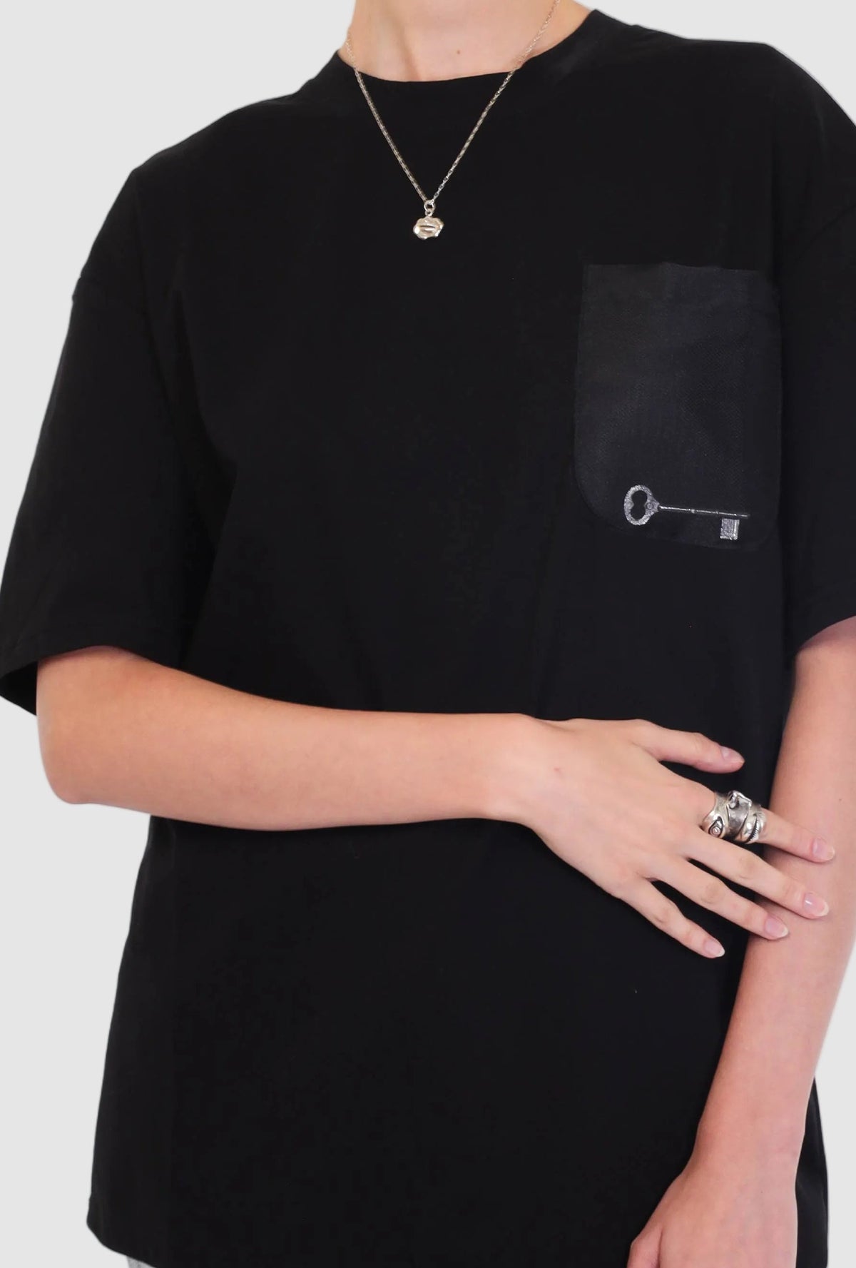 T-shirt con llave encapsulada en bolsillo, T-shirt para mujer, T-shirt para hombre, T-shirt de algodón, T-shirt oversized, T-shirt corte moderno, hecho a mano, hecho en México