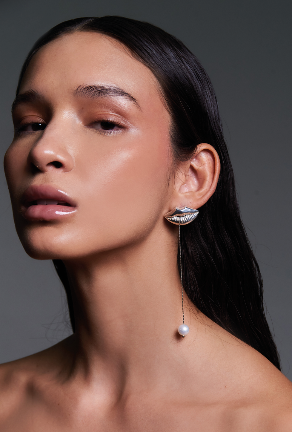 arete en forma de labios, arete con perla, arete individual, arete con perla removible, pin, broche, accesorio, perla natural, aleación de latón, plateado, regalo para mujer, regalo para hombre, regalo, diseño mexicano, marca mexicana, hecho a mano, hecho en México