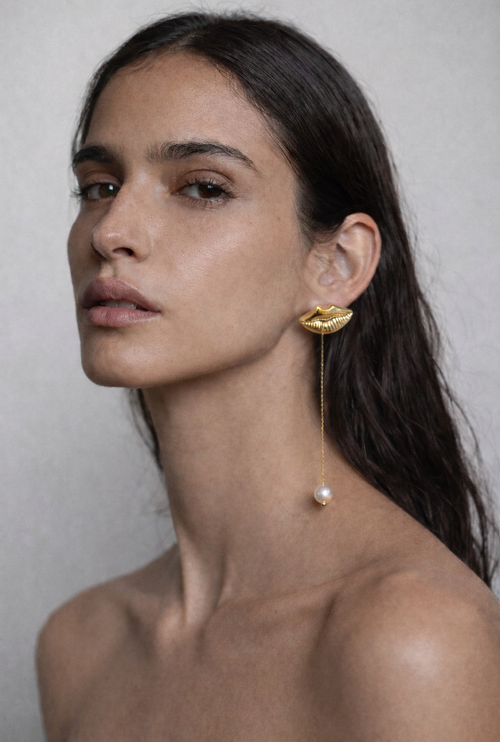 arete en forma de labios, arete con perla, arete individual, arete con perla removible, pin, broche, accesorio, perla natural, aleación de latón, dorado, regalo para mujer, regalo para hombre, regalo, diseño mexicano, marca mexicana, hecho a mano, hecho en México