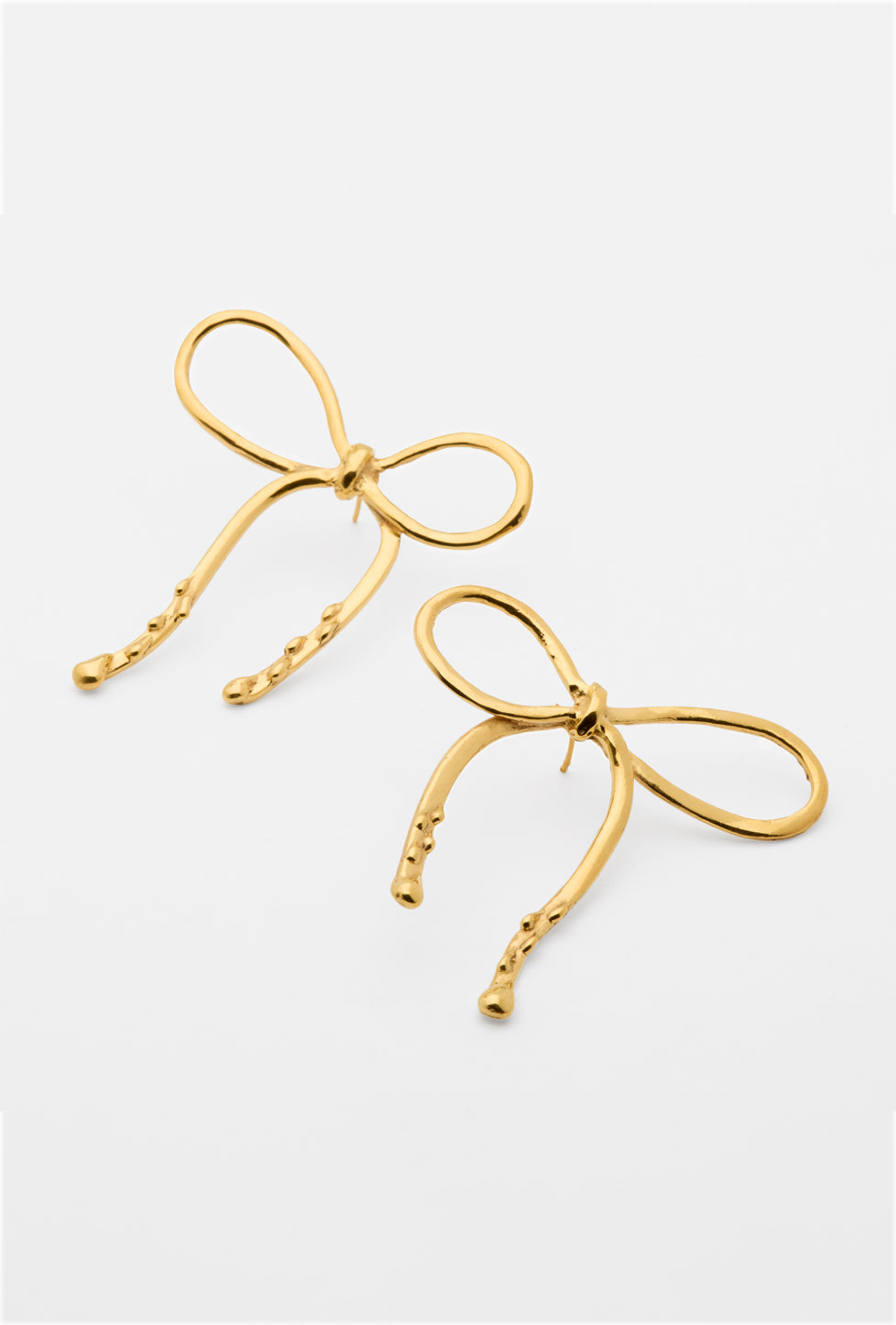 aretes con forma de moño con detalles derretidos, hecho a mano, coquette, marca mexicana, aleación de latón, baño de oro, arte, aretes grandes, aretes no pesados, summer sale, hot sale, regalo de cumpleaños para mujer, regalo de aniversario para mujer, descuentos, 25% de descuento, meses sin intereses.