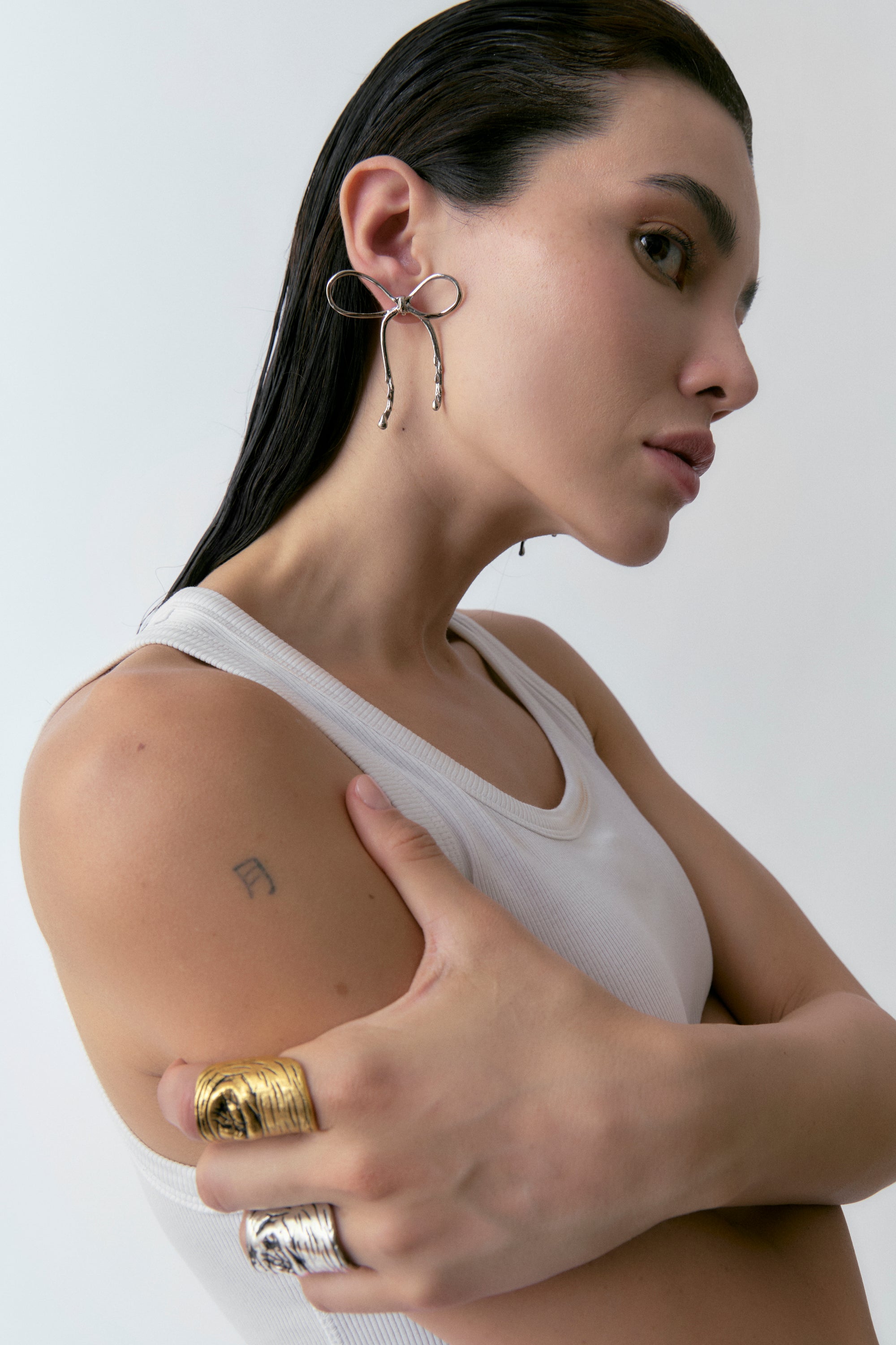aretes con forma de moño con detalles derretidos, hecho a mano, coquette, marca mexicana, aleación de latón, baño de oro, arte, aretes grandes, aretes no pesados, summer sale, hot sale, regalo de cumpleaños para mujer, regalo de aniversario para mujer, descuentos, 25% de descuento, meses sin intereses.