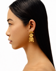 aretes articulados de figuras humanas, hecho a mano, caras, marca mexicana, tumbaga, esmeraldas, arte, aretes grandes, aretes no pesados, regalo de cumpleaños para mujer, regalo de aniversario para mujer, regalo para hombre, diseño mexicano, hecho en México