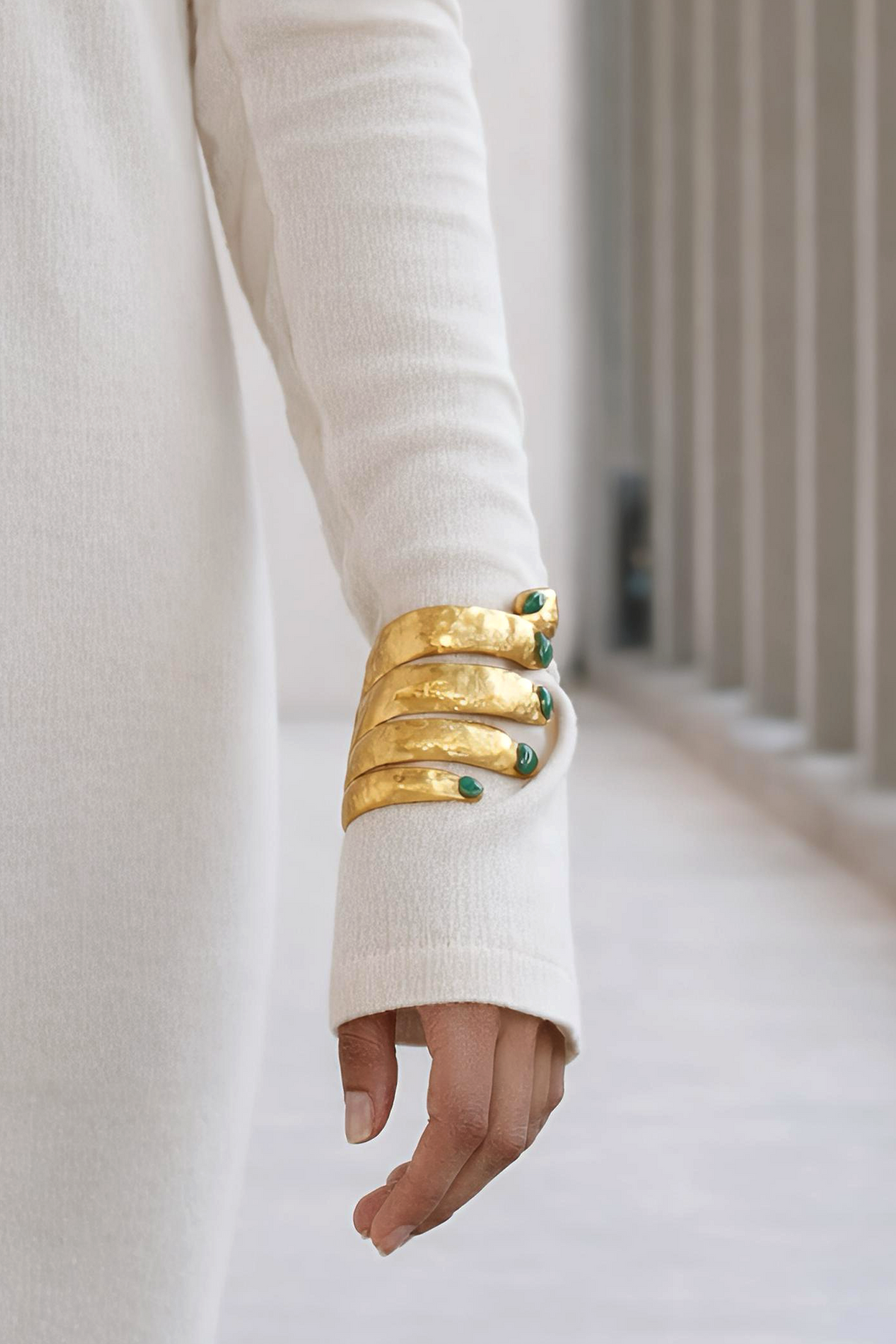 brazalete en forma de mano, brazalete de aleación de latón, brazalete cortado a mano, brazalete con piedras verdes, brazalete para mujer, brazalete con chapado de oro 24k, brazalete ajustable, brazalete para mujer, brazalete para hombre, diseño mexicano, hecho a mano, hecho en México
