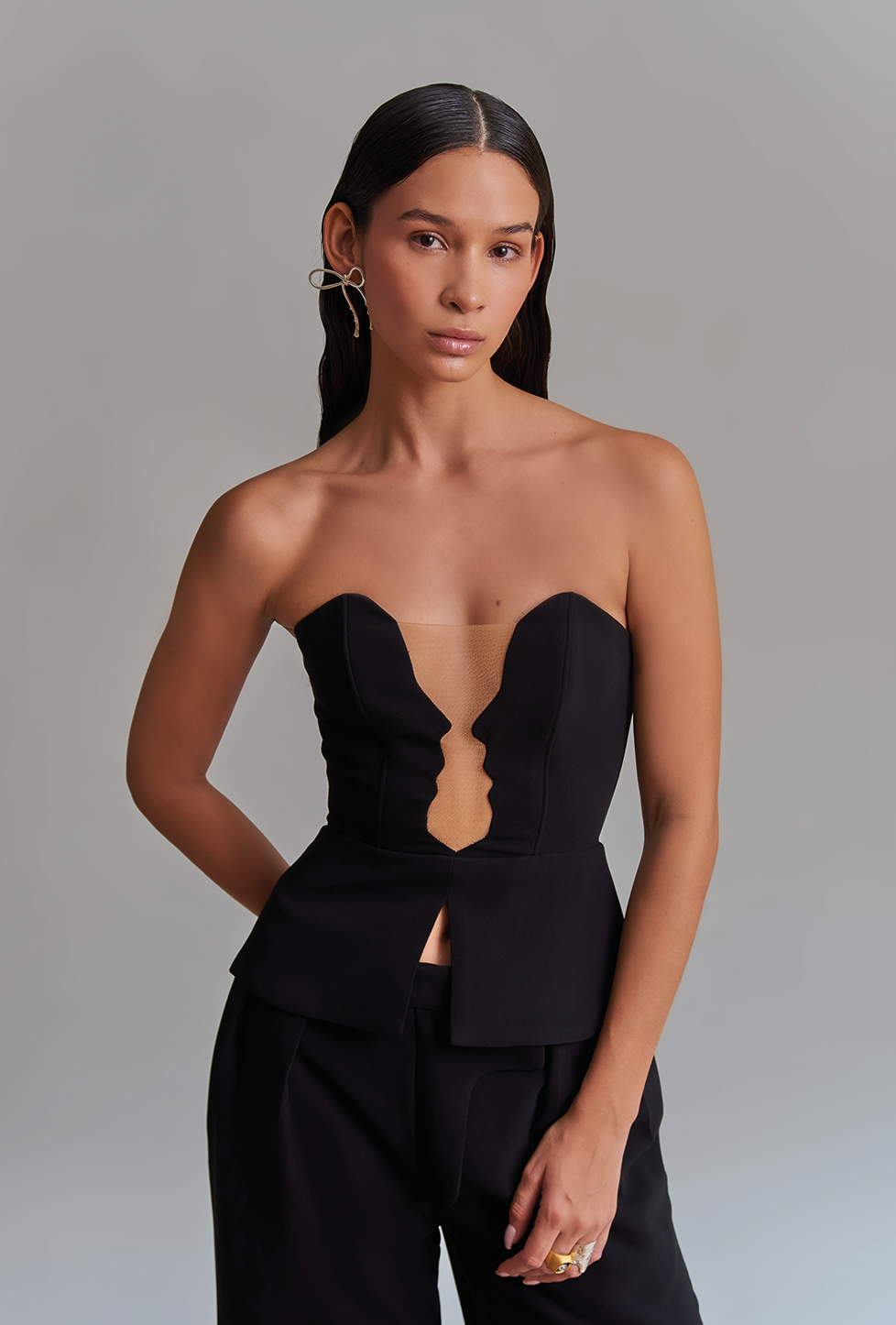top strapless, top sin mangas, top sin tirantes, top negro, top con mesh, top con siluetas de perfiles acercándose, diseño mexicano, marca mexicana, hecho en México, hecho a mano