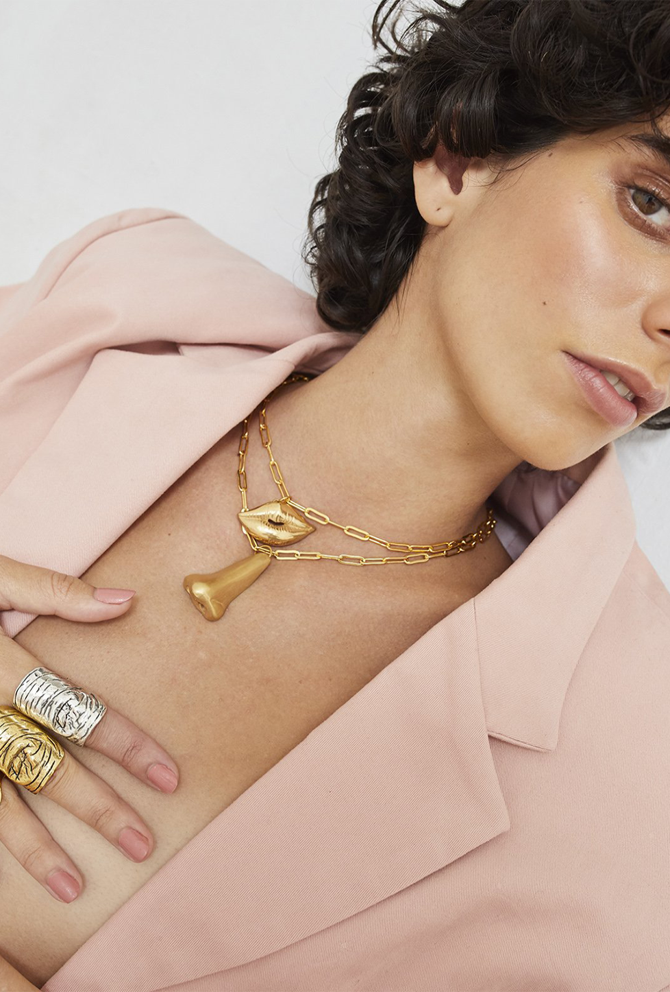 cadena de eslabones con dije en forma de labios, hecho a mano, figura humana, marca mexicana, aleación de latón, dorado, arte, Claude Lalanne, collar grande, summer sale, hot sale, regalo de cumpleaños para mujer, regalo de aniversario para mujer, descuentos, 15% de descuento, meses sin intereses.